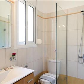 3 bedroom villa with pool and sea views in Barbati, Corfu, sleeps 8